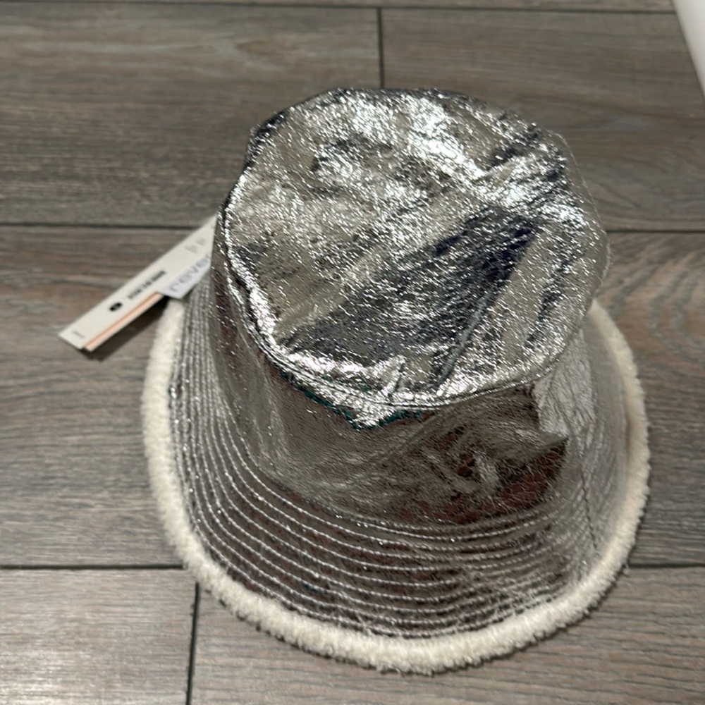 NWT AQUA HAT REVERSIBLE SILVER/CREAM